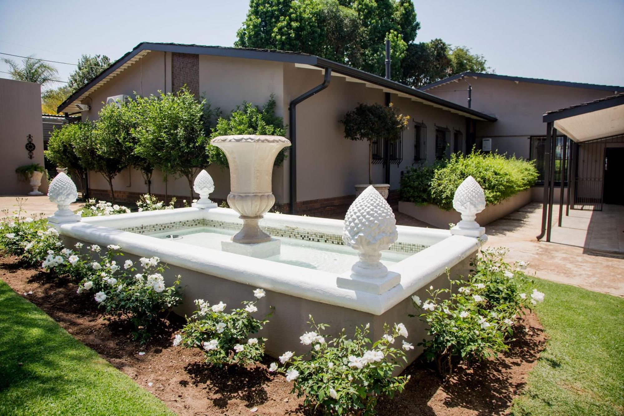 La Vida Luka - Luxury Guesthouse พริทอเรีย ภายนอก รูปภาพ