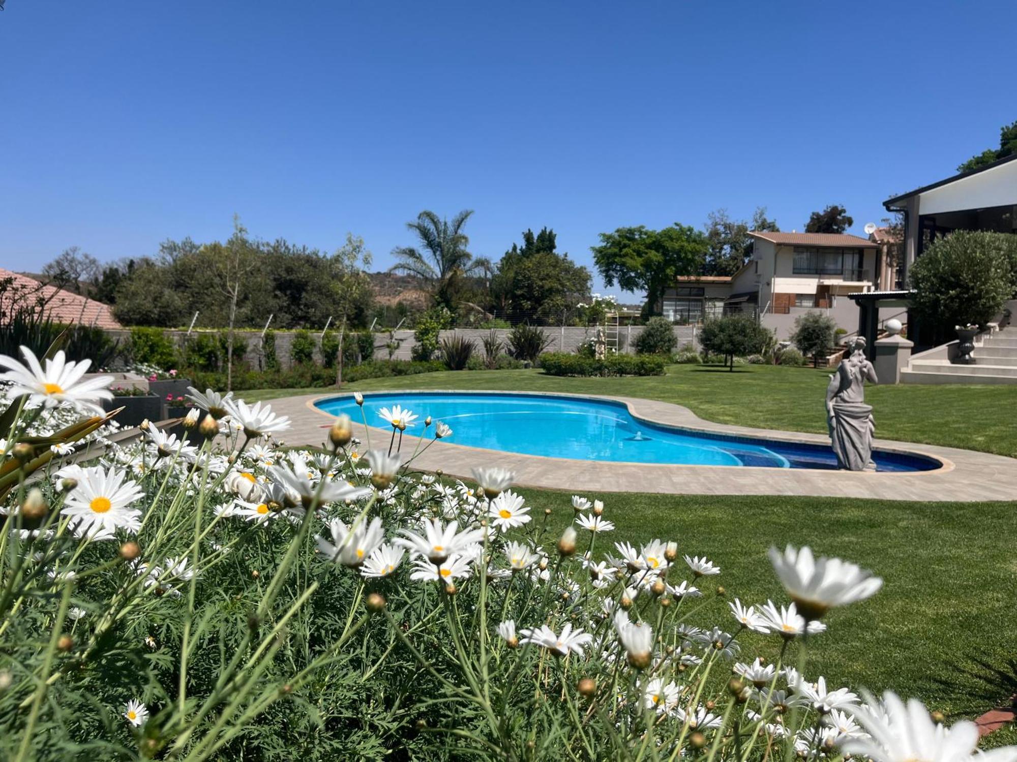 La Vida Luka - Luxury Guesthouse พริทอเรีย ภายนอก รูปภาพ